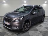 la voiture grise est garée sur un sol en damier dans le garage