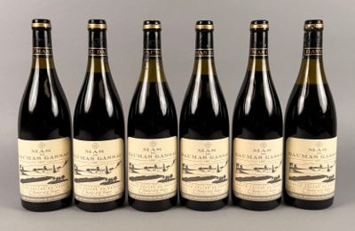 six bouteilles de vin sont alignées dans une rangée