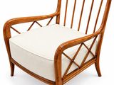 une image représentant une chaise sur laquelle est posé un coussin blanc