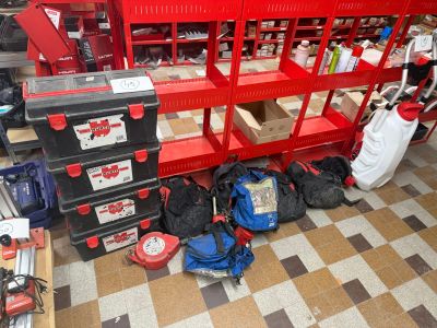 il y a beaucoup d'outils par terre dans le magasin