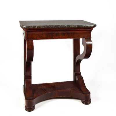 une petite table avec un plateau en marbre sur fond blanc
