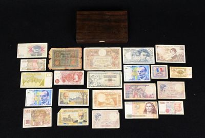 tout un tas de billets de banque de différents types posés sur une table