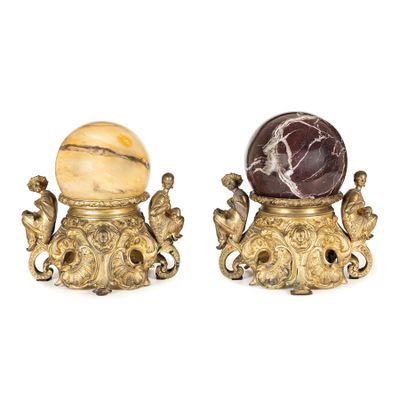paire de figurines en or et en marbre posées sur des socles, accompagnées d'une boule en marbre