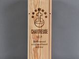 une plaque en bois sur laquelle sont représentés un ballon de basket et des étoiles
