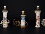 trois vases posés sur une table