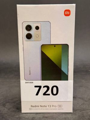 La boîte du Redmi Note 13 Pro est ouverte sur la table.