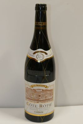 une bouteille de vin posée sur une table