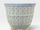 une photo d'un panier bleu et blanc posé sur une table