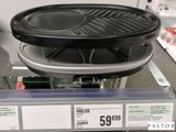 une poêle noire et argentée exposée dans un magasin