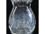 un vase en verre transparent contenant une fleur