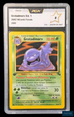 gros plan d'une carte pokemon sur fond noir