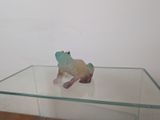 une table en verre sur laquelle se trouve une figurine de grenouille