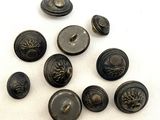 six boutons anciens en laiton sur fond blanc