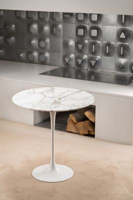 une table en marbre au milieu d'une pièce