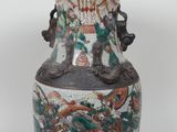 un vase orné d'un motif posé sur une table