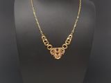 un collier en or autour du cou d'un mannequin, sur fond noir