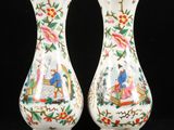 paire de vases chinois sur fond noir avec un fond noir