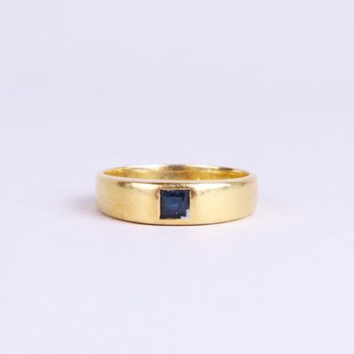 une bague en or sertie d'un saphir bleu au centre