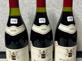 trois bouteilles de vin posées les unes à côté des autres sur un plan de travail