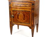 une petite armoire en bois ornée d'une peinture