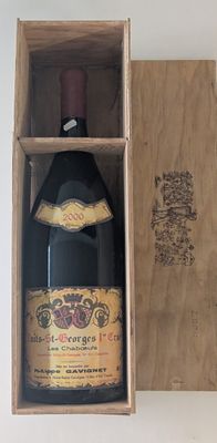 une bouteille de vin dans un coffret en bois sur une table