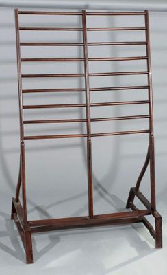 Important support à tapis et textiles en bois exotique.