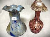 deux vases posés l'un à côté de l'autre sur une table
