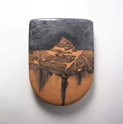 une image représentant une chaîne de montagnes gravée dans la pierre