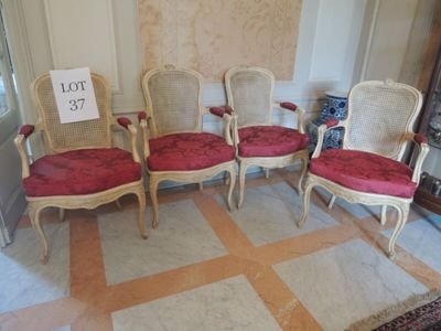 quatre chaises sont alignées dans une pièce sur laquelle sont apposées de nombreuses affiches