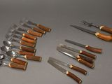 tout un assortiment de couteaux et de fourchettes sur la table