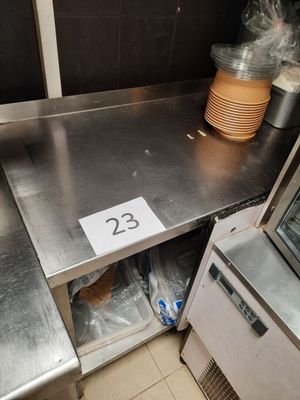 un comptoir en acier inoxydable sur lequel figure le chiffre 23