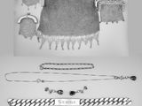 une photo d'une collection de bijoux en argent comprenant un sac à main, des bracelets et des bagues