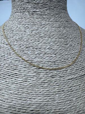 un collier à chaîne en or sur un mannequin mannequin mannequin mannequin mannequin mannequin mannequin mannequin mannequin mannequin
