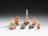 de nombreux vases de styles variés posés sur un fond blanc