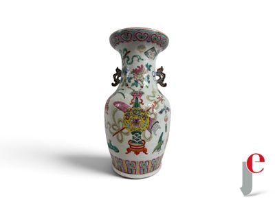 un vase avec un motif floral sur fond blanc