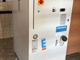 une machine placée au milieu d'une pièce