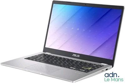 L'ordinateur portable ASUS est ouvert et prêt à l'emploi.