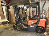 un chariot élévateur garé à l'intérieur d'un bâtiment