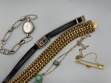 trois bijoux, dont une montre, un bracelet et un stylo