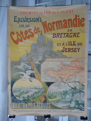 une affiche accrochée au mur d'un immeuble, avec l'image d'un château en arrière-plan