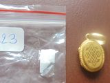 une photo représentant une pièce d'or et une petite médaille en or