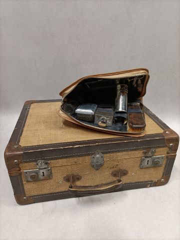 Valisette ancienne. Joint nécessaire de toilette dans une trousse