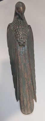 une statue représentant un oiseau perché sur une table