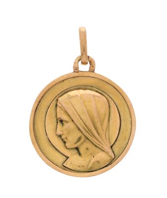 un gros plan sur une médaille d'or représentant le visage d'une femme