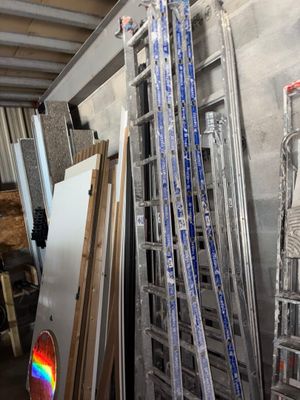 une pièce remplie d'une grande variété de matériaux de construction