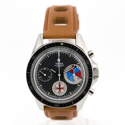 Gros plan sur une montre avec un bracelet en cuir marron