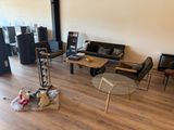 un salon avec beaucoup de fauteuils et une table basse