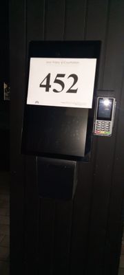 une pancarte sur la porte d'un immeuble indiquant « 452 »