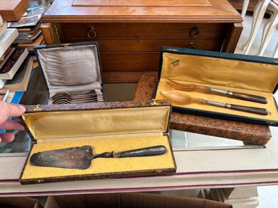 une personne tenant un couteau dans un étui posé sur une table