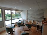 une pièce contenant beaucoup de chaises et de tables